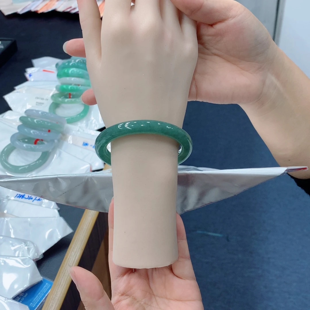 翡翠未镶嵌手镯48小时