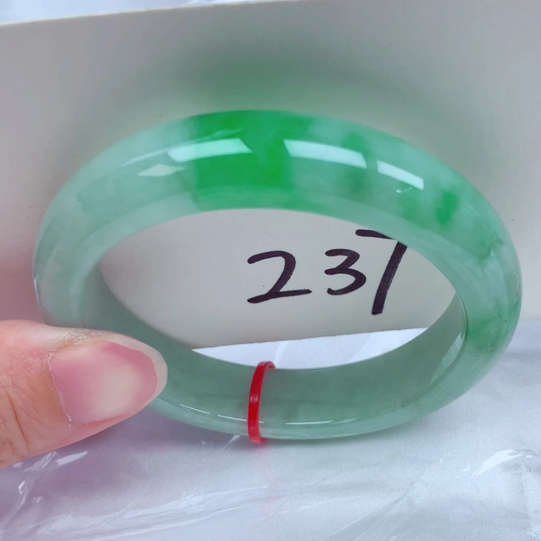 翡翠手镯未镶嵌翡翠