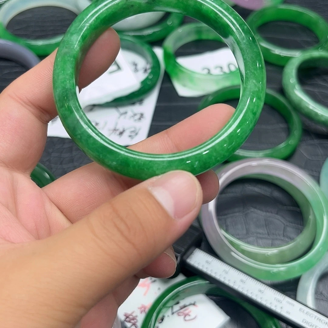 翡翠手镯未镶嵌默认瑕疵