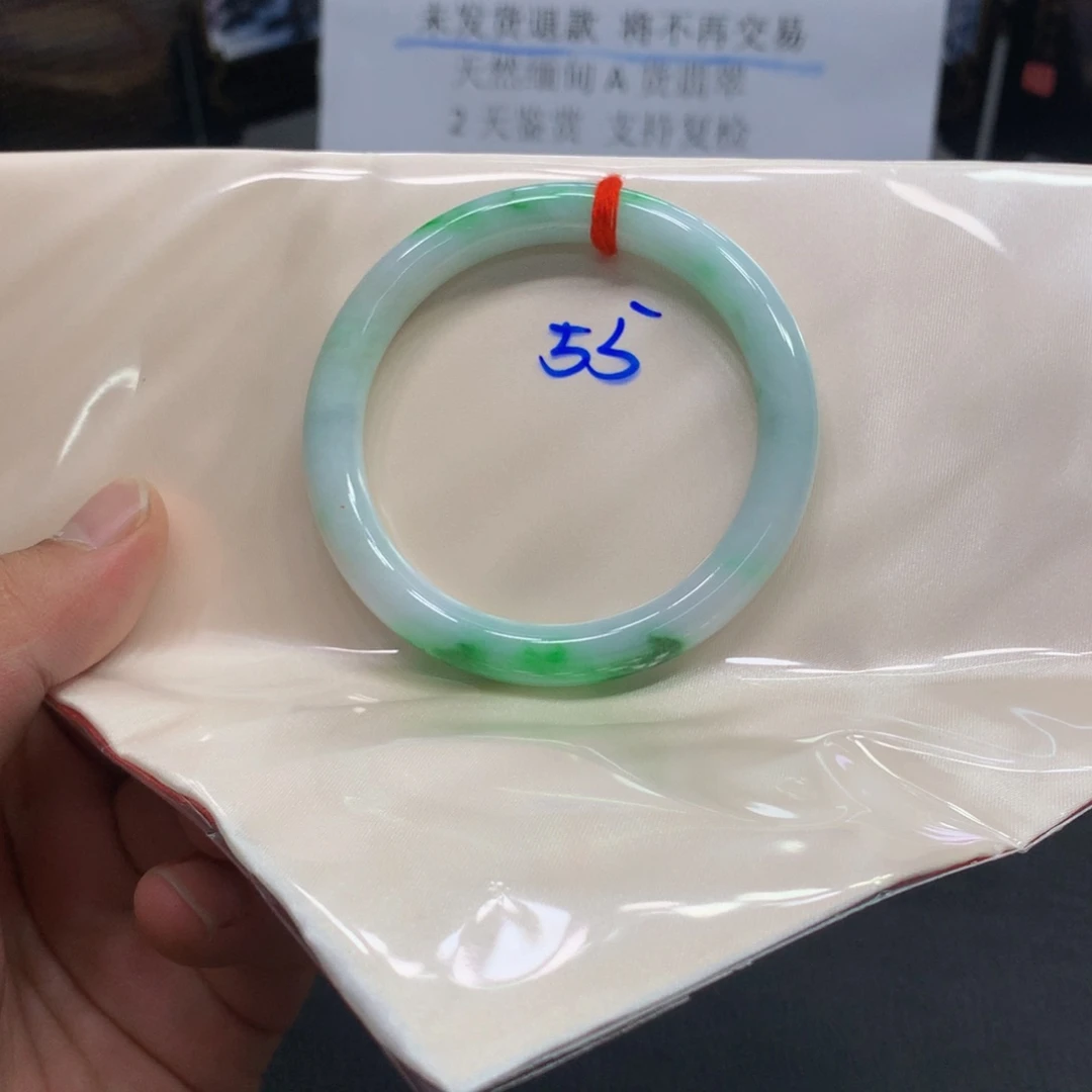 翡翠手镯未镶嵌翡翠手镯