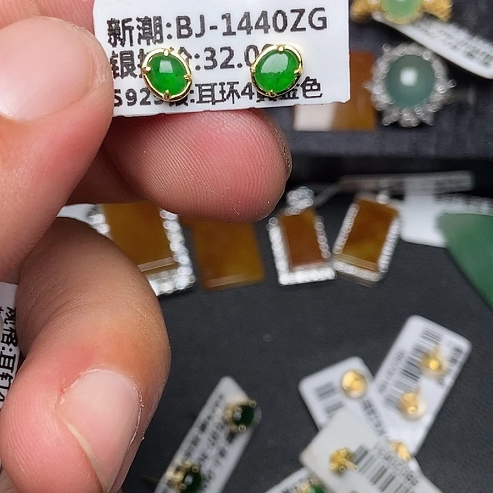 颈饰未镶嵌翡翠吊坠