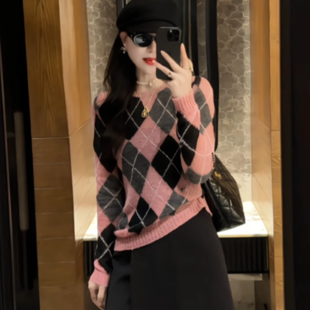 岁言粉色菱形格马海毛混纺针织衫轻薄刺绣圆领长袖毛衣