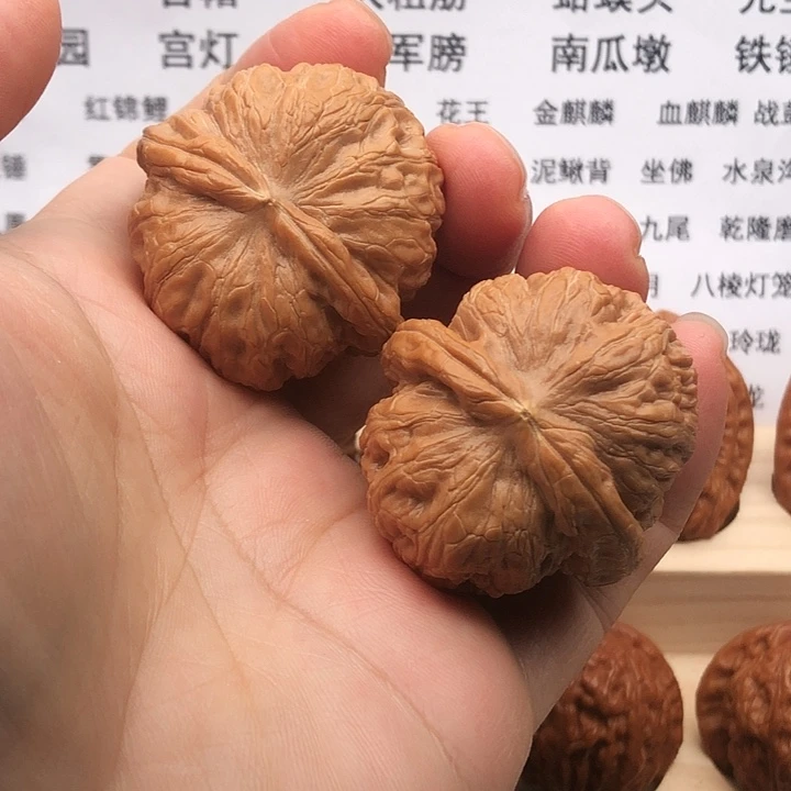 把件文玩核桃元宝，肚40，有点水尖