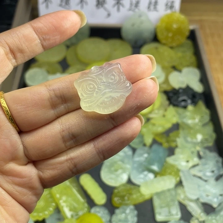 思****蛇纹石玉未镶嵌颈饰