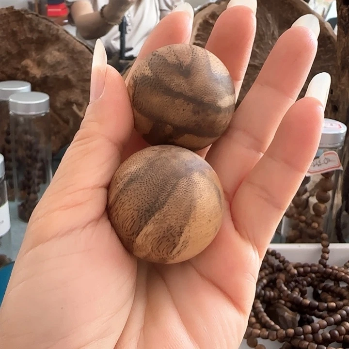 源***堂手把件沉香莺歌绿沉香手把件小球27克