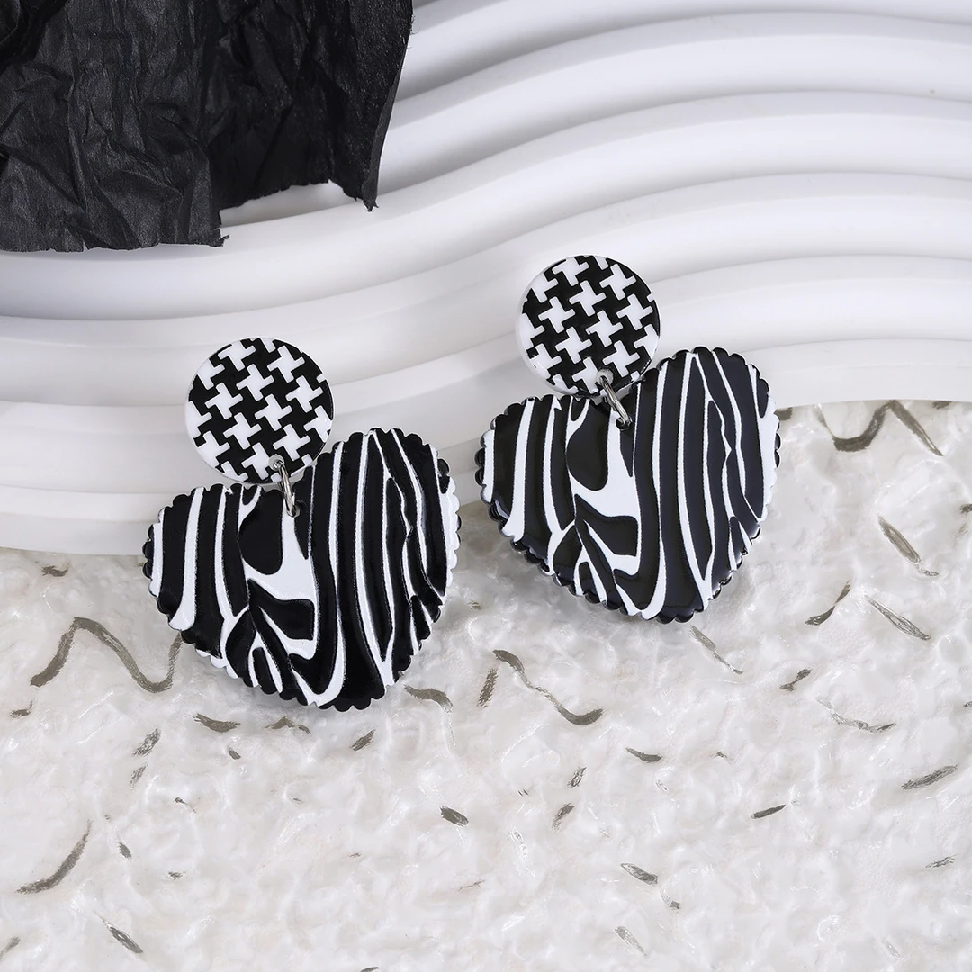 合金耳饰 港风复古黑白纹理爱心耳环秋冬轻奢高级感简约百搭耳饰