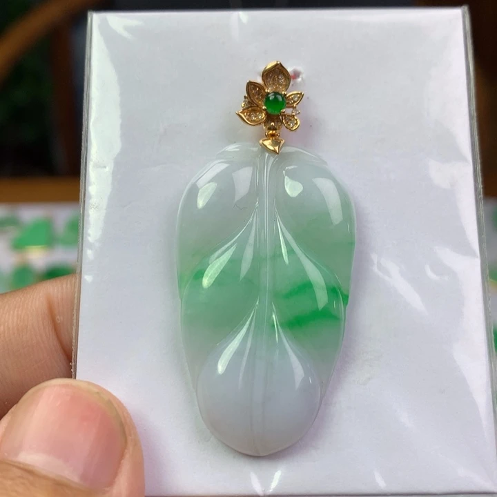 颈饰18K金镶嵌翡翠
