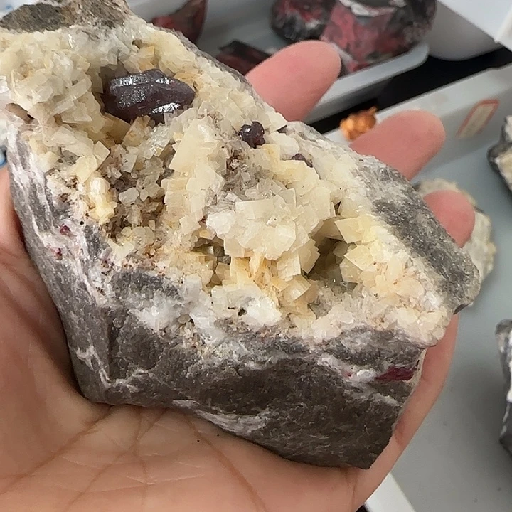 *****天然辰砂天然朱砂原石毛料