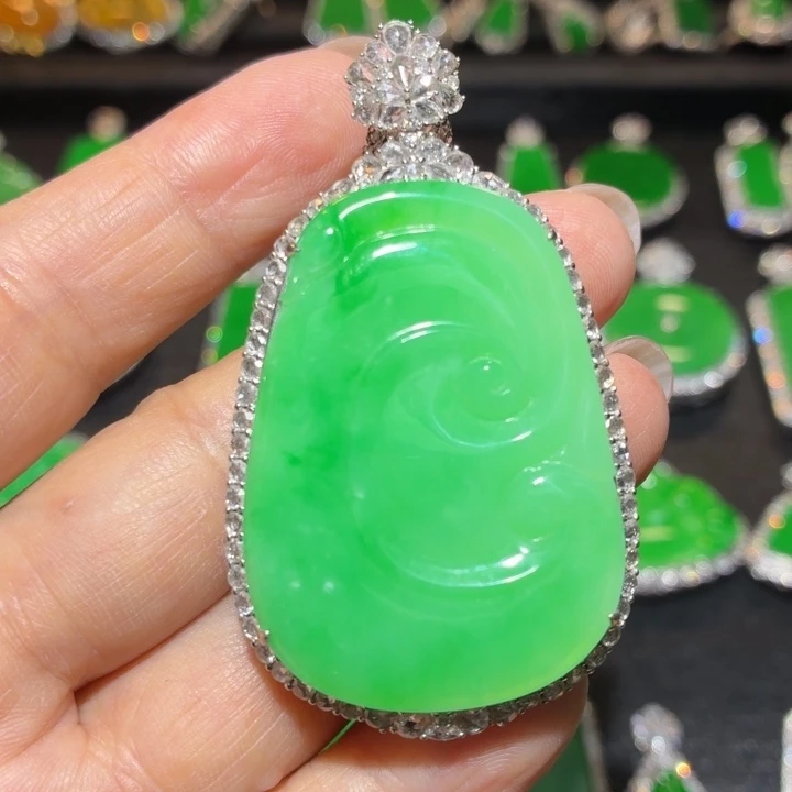 翡翠18K金镶嵌颈饰翡翠