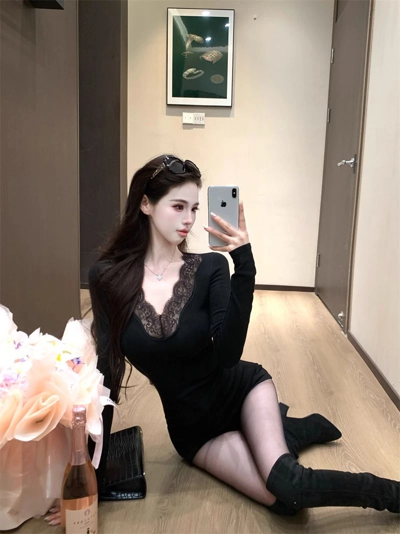 蕾丝拼接v领德绒磨毛长袖T恤女秋冬季新款修身显瘦纯欲风百搭上衣