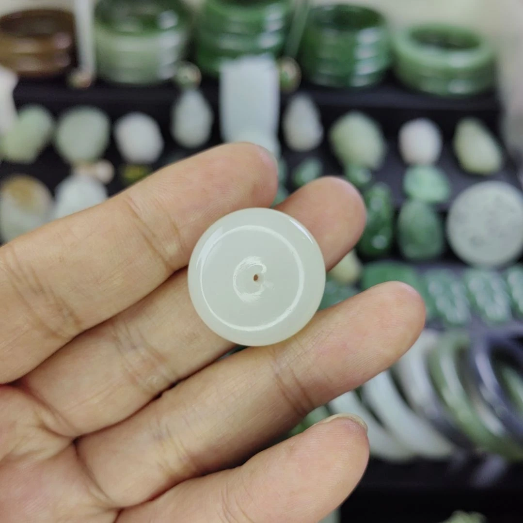 和田玉未镶嵌吊坠(赠链)