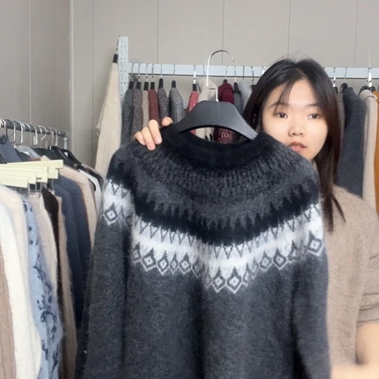 黑白条纹套头毛衣