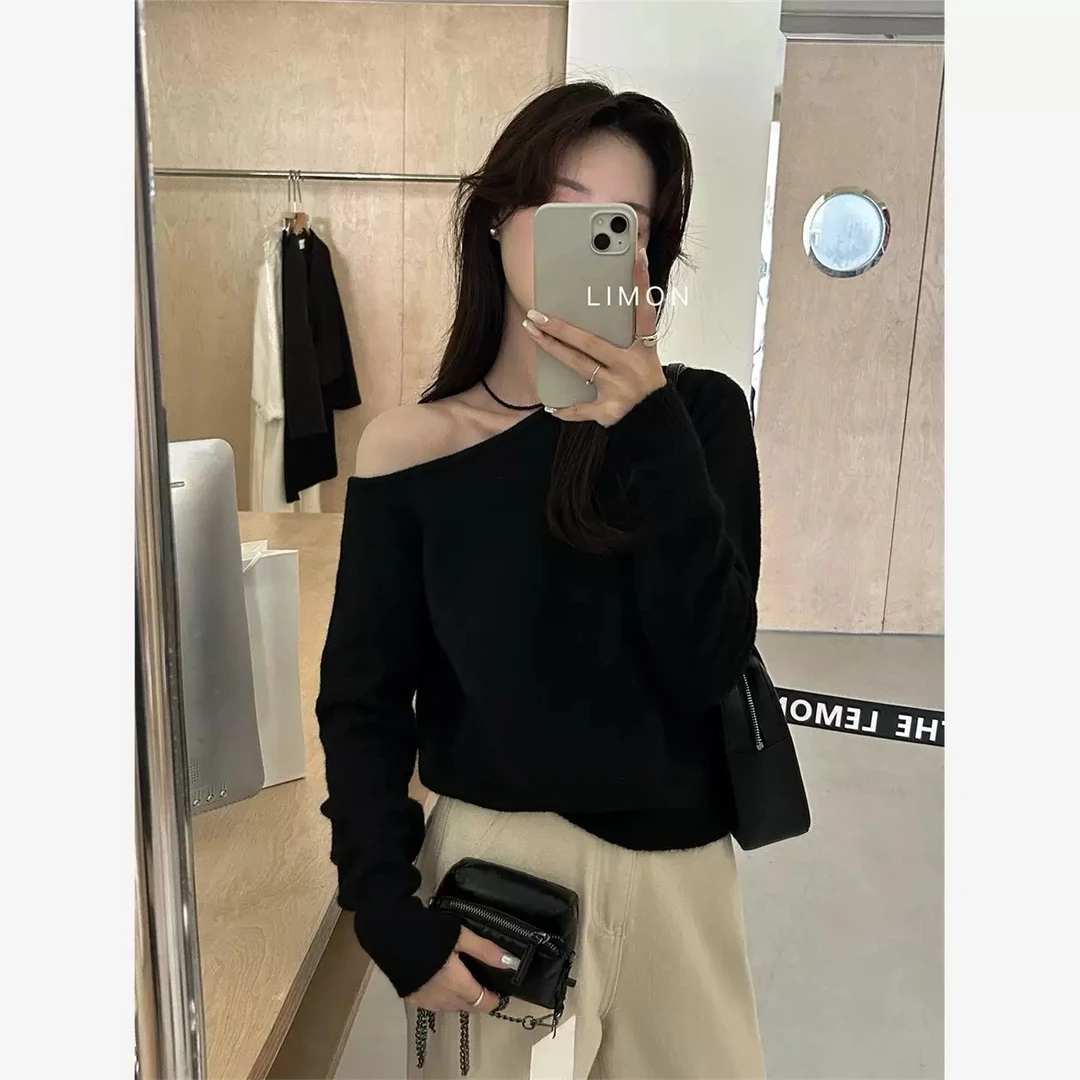 斜领露肩纯色针织衫女2025春季新款甜辣妹显瘦短款别致长袖上衣潮