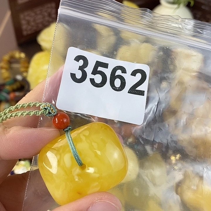 蜜蜡未镶嵌珠宝奇石