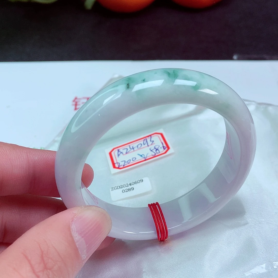 翡翠手镯（圆镯）未镶嵌圈口59