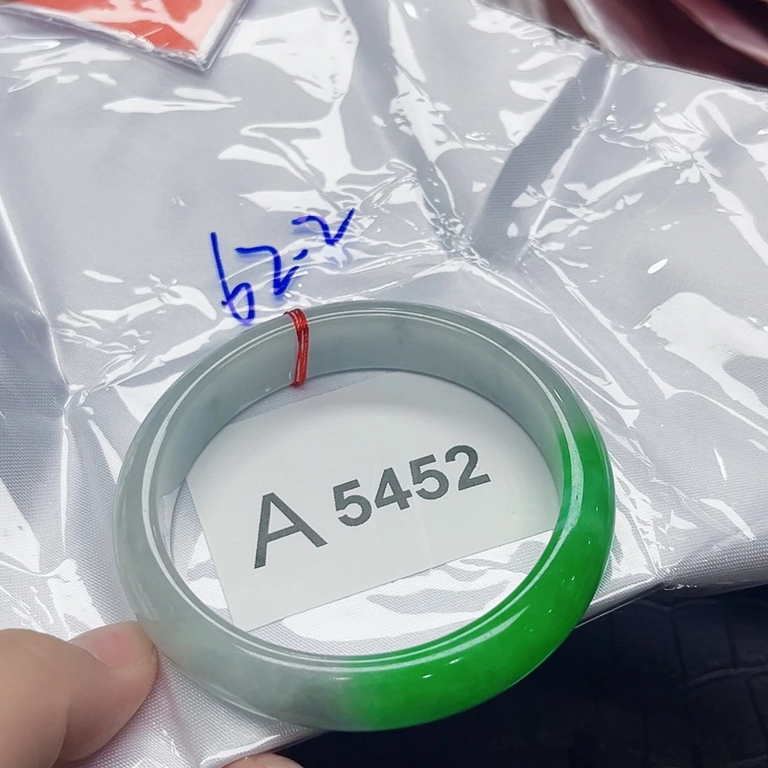 翡翠手镯未镶嵌微瑕