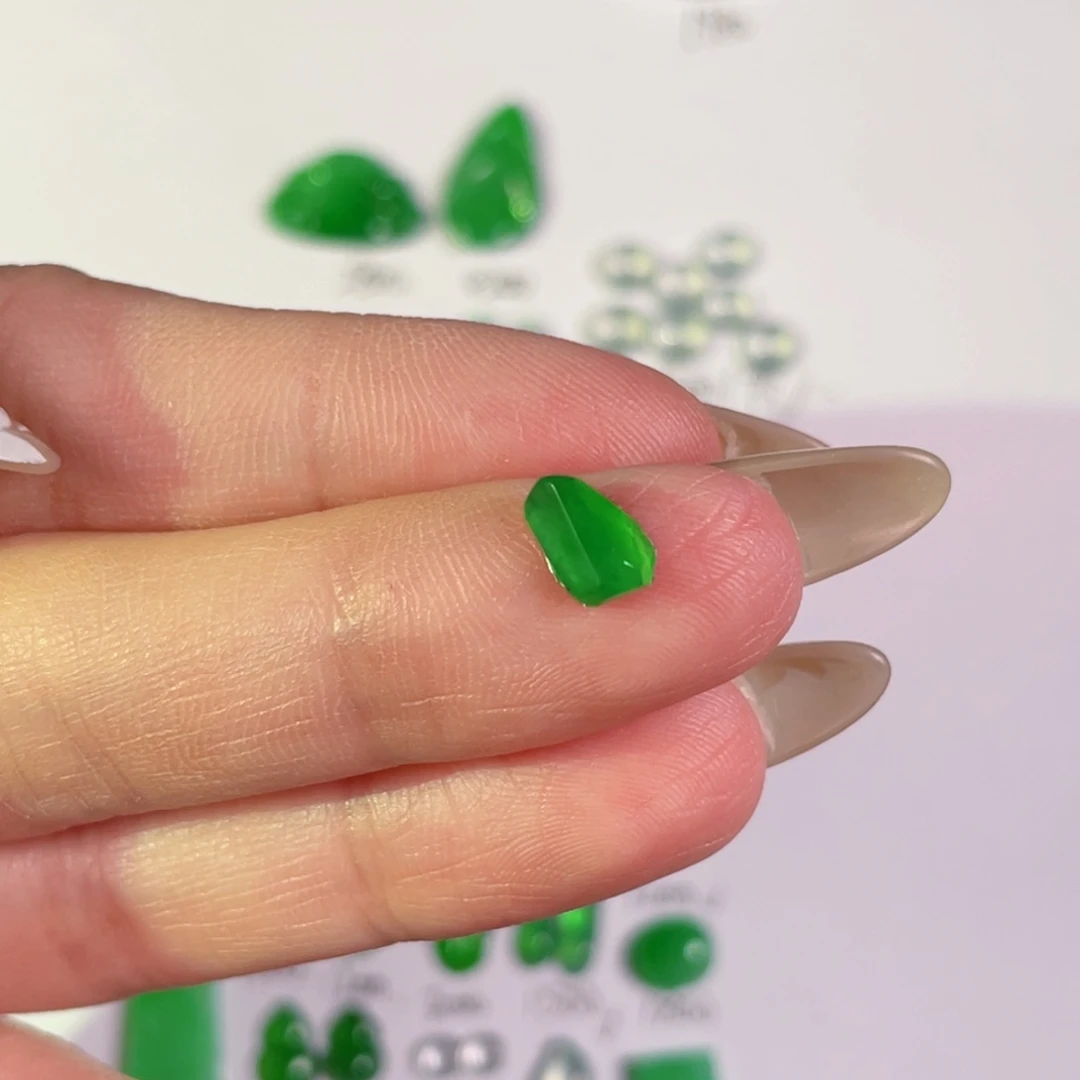 翡翠未镶嵌颈饰裸石