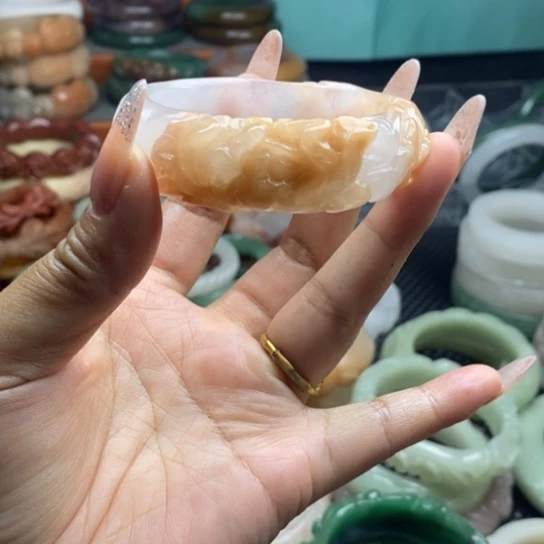 未镶嵌雕花手镯石英质玉