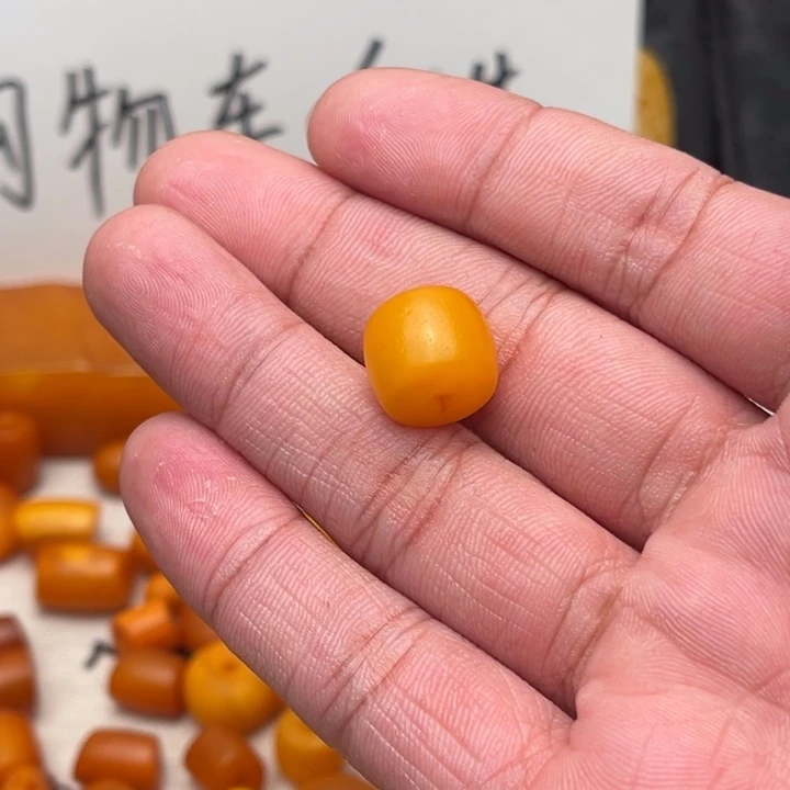 云***心琥珀未镶嵌裸石蜜蜡墩子