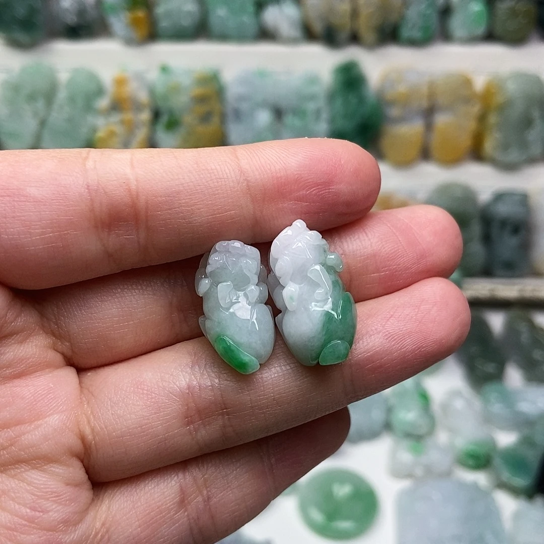 A***修翡翠未镶嵌吊坠(赠链)