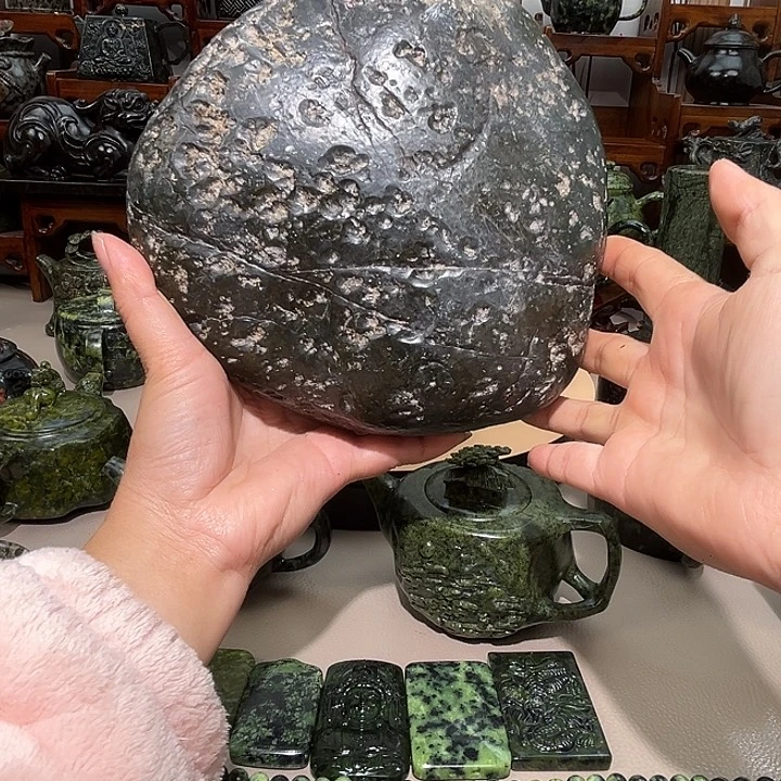 萧***宇蛇纹石玉未镶嵌藏玉药王石精美摆件