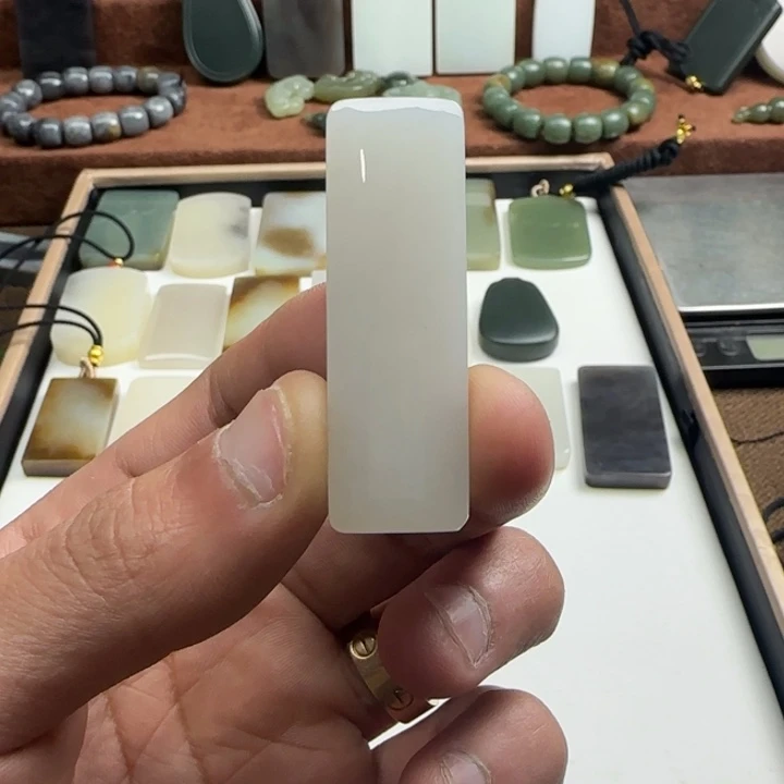 和田玉颈饰未镶嵌?****