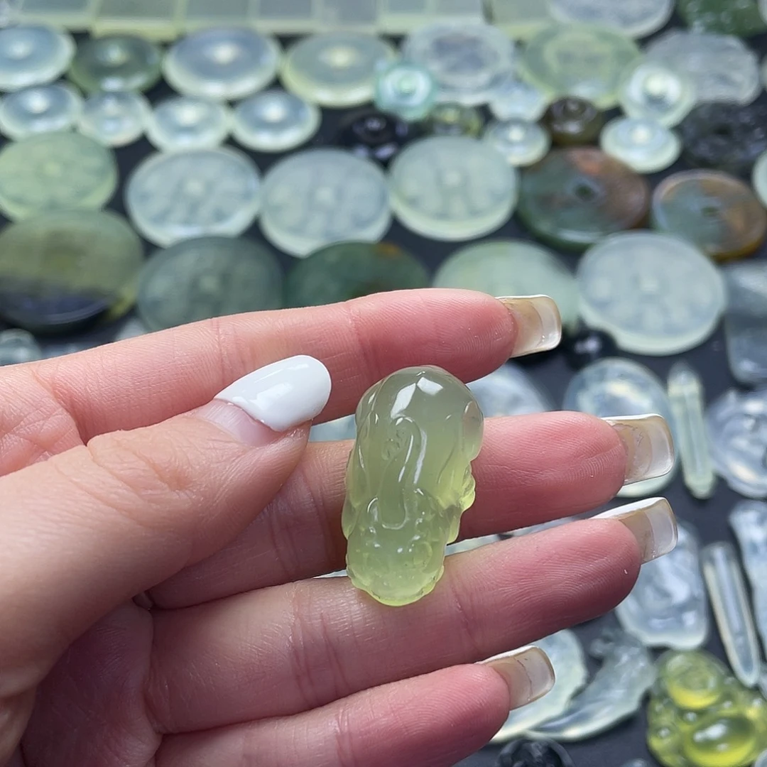 岫玉未镶嵌颈饰貔貅