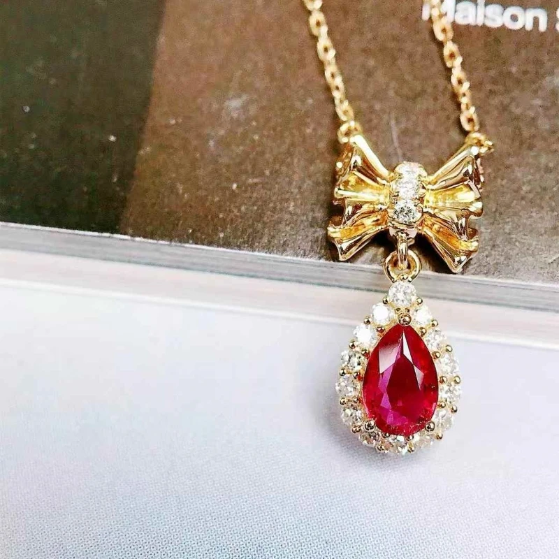 8囍珠宝 18k金 0.35ct 红宝石锁骨链 经典不过时 蝴蝶造型 显气质