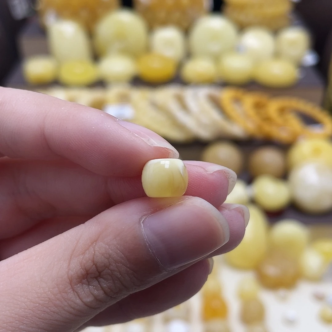 琥珀未镶嵌裸石8.9*7.2mm瑕