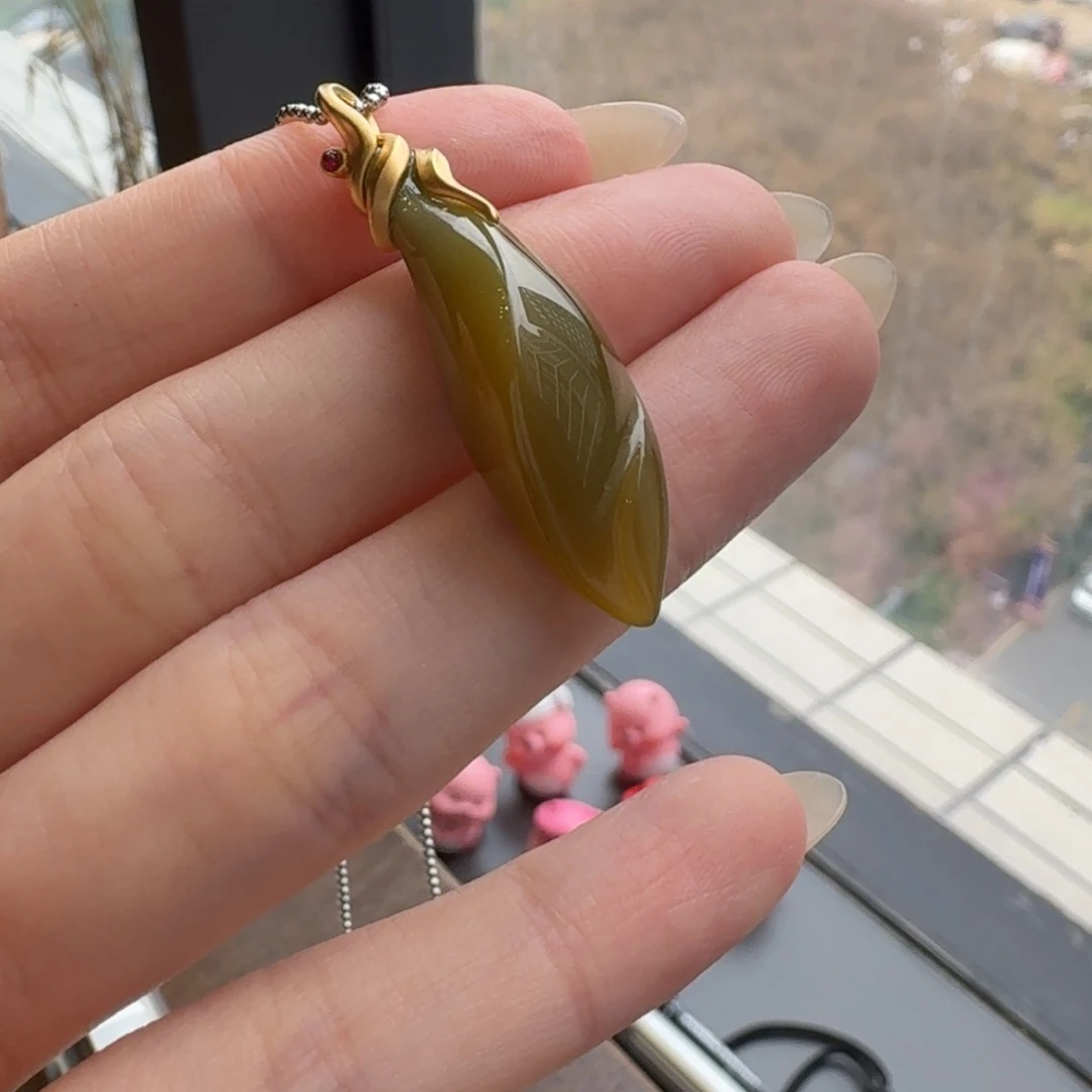 翡翠颈饰18K金镶嵌随行油黄吊坠