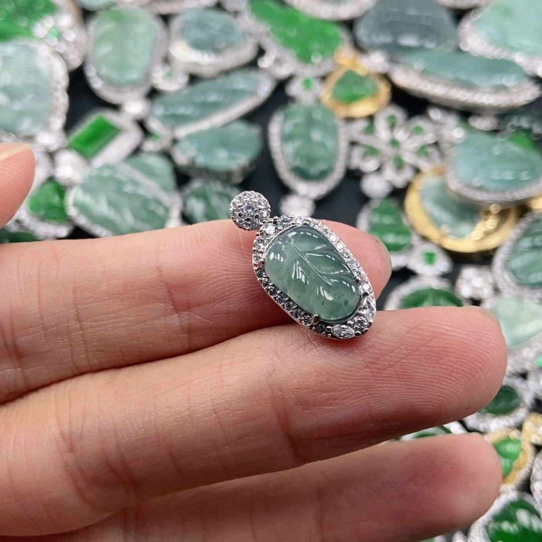 翡翠未镶嵌吊坠(赠链)