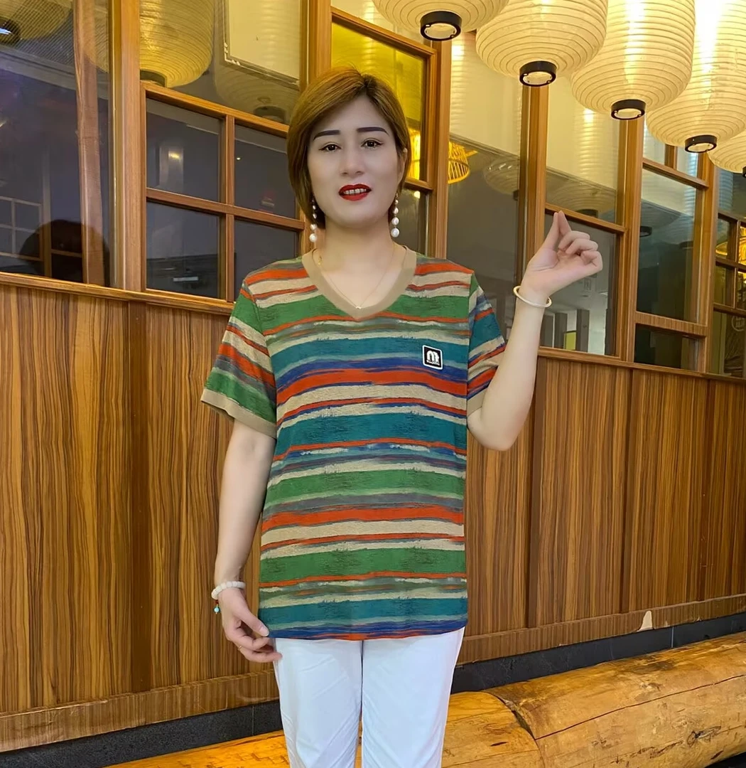 夏季时尚V领宽松型薄款中老年女装显瘦彩条洋气衫条纹