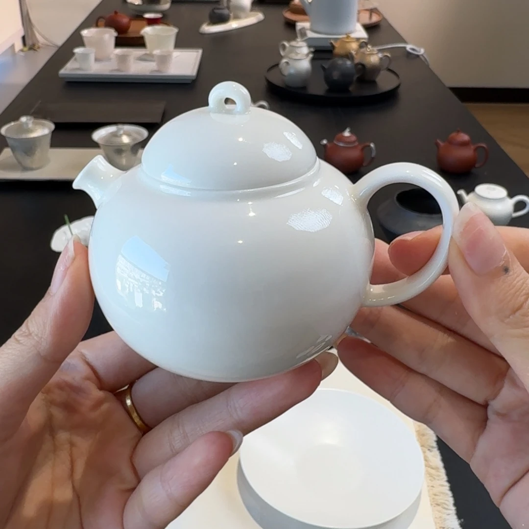 新品白瓷茶壶一只