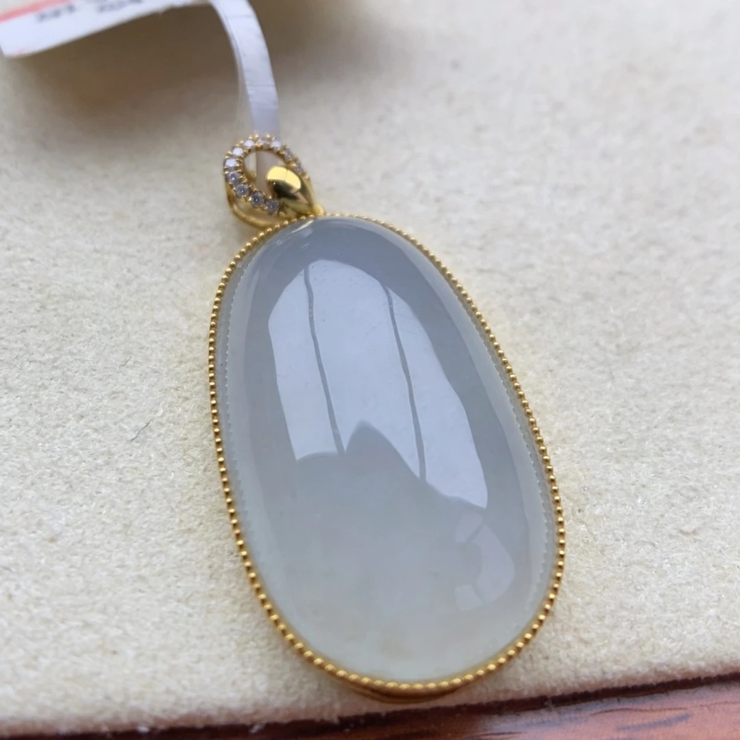 翡翠18K金镶嵌颈饰吊坠