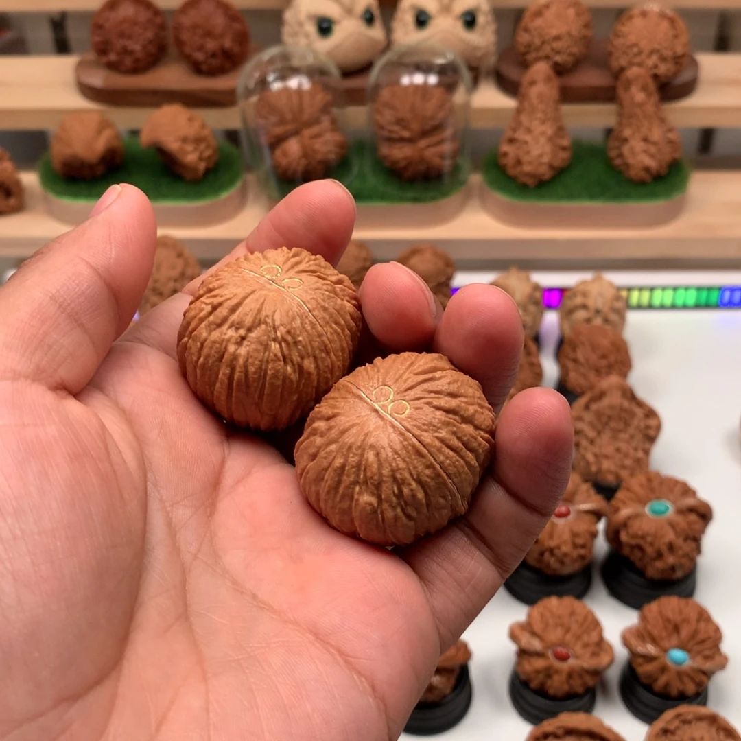 【闪购商品】文玩核桃吊坠?*人隐隐约约