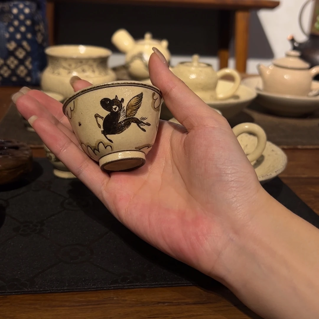 瓷片陶瓷。        陶瓷。