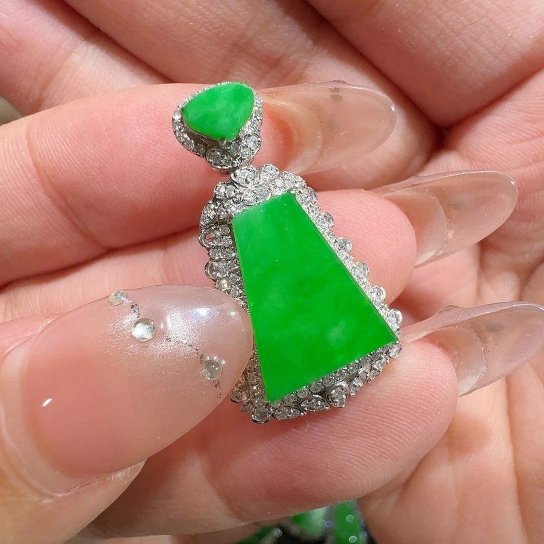 【闪购商品】颈饰18K金镶嵌翡翠