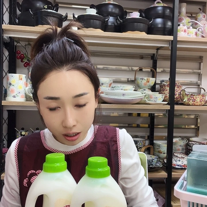金属洗衣液2瓶；dfghhj