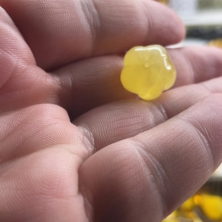 琥珀未镶嵌裸石五瓣花