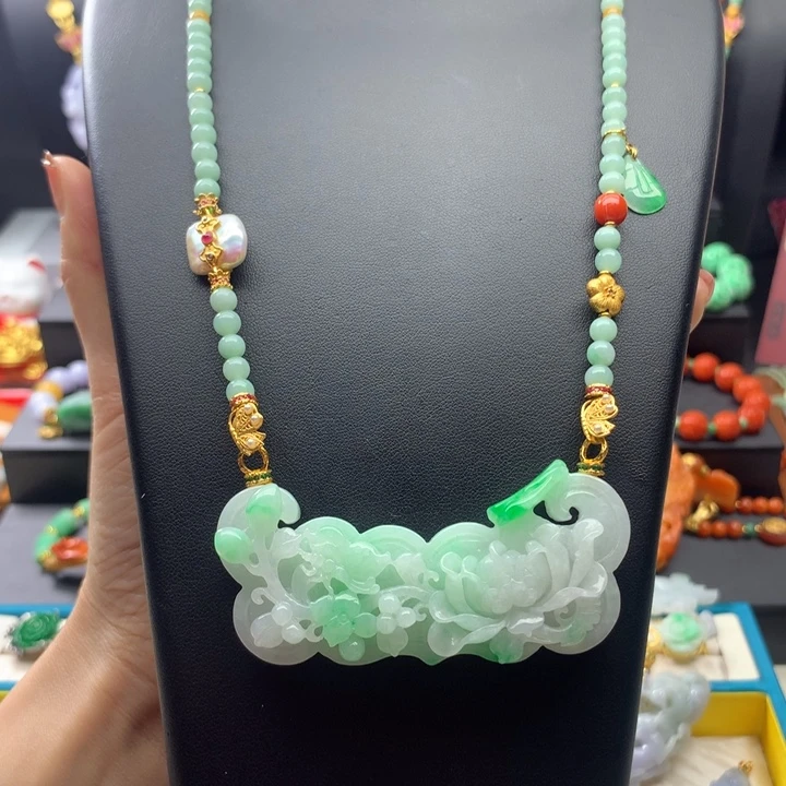 翡翠颈饰未镶嵌翡翠花牌