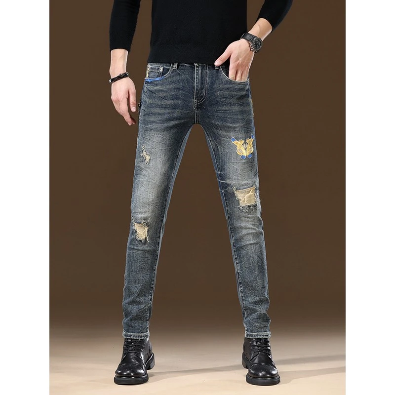 高端潮牌刺绣破洞修身牛仔裤男2025秋冬新款弹力蓝色小脚直筒长裤
