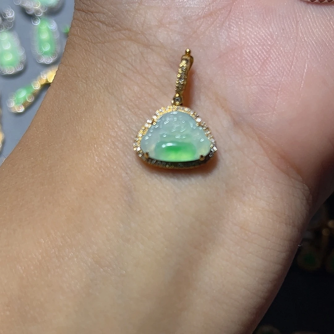 翡翠18K金镶嵌颈饰