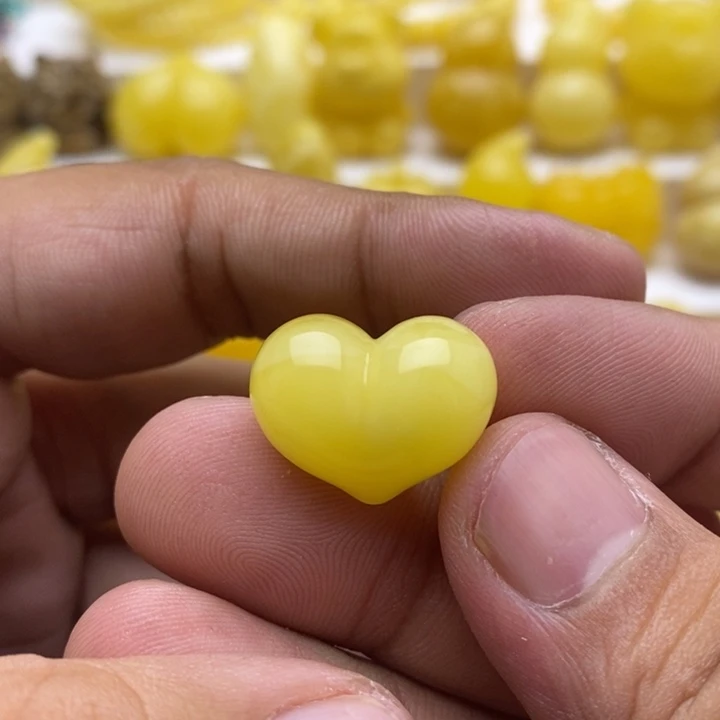 未镶嵌蜜蜡裸石屁桃配珠