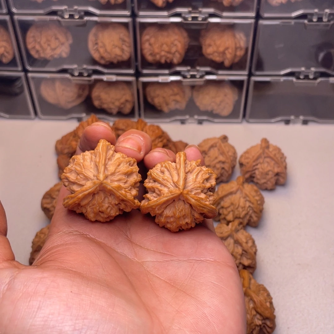 琦***敌吊坠文玩核桃盘山