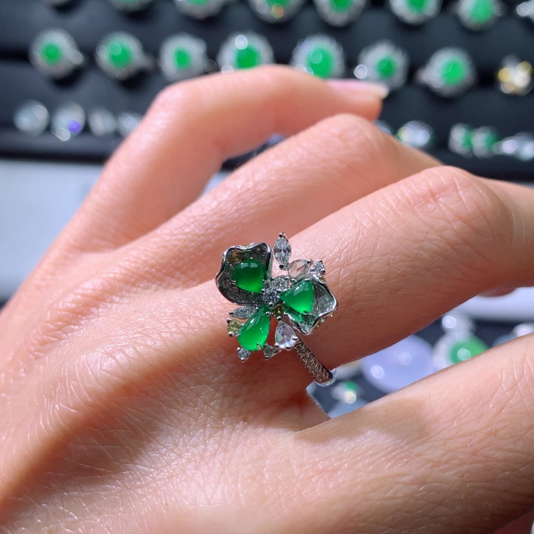 18K金镶嵌戒指翡翠伴钻