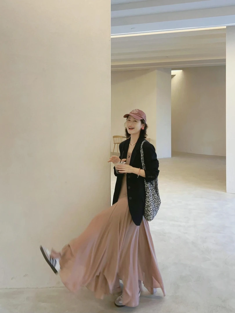 2025秋季新款韩版系高级感黑色西装外套搭配粉色吊带连衣裙两件套