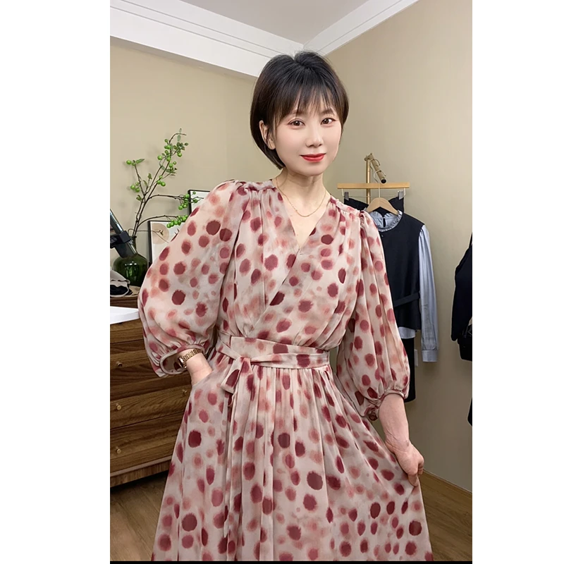 红色波点连衣裙女夏V领高级感灯笼袖气质显白显瘦中长裙女新款