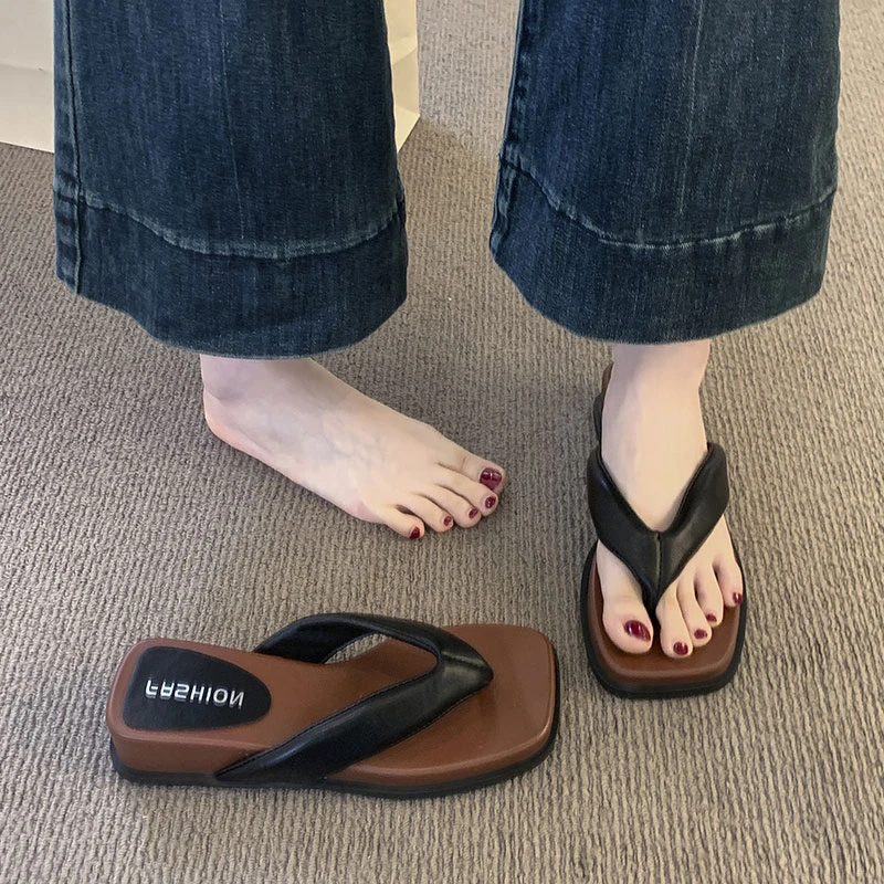 坡跟人字拖鞋女夏外穿2025新款度假风银色沙滩鞋方头夹脚凉拖鞋女