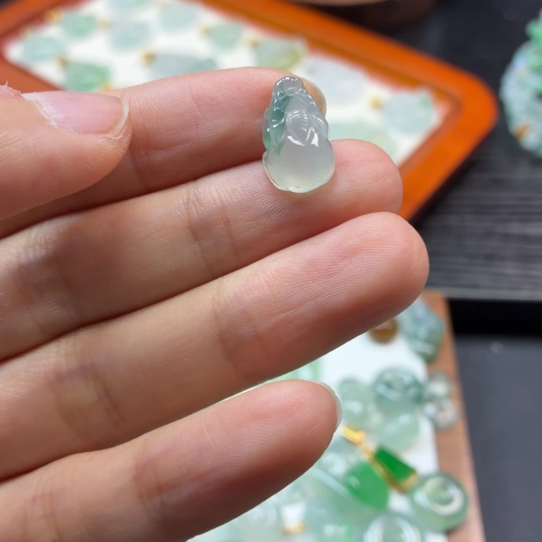 翡翠未镶嵌颈饰貔貅