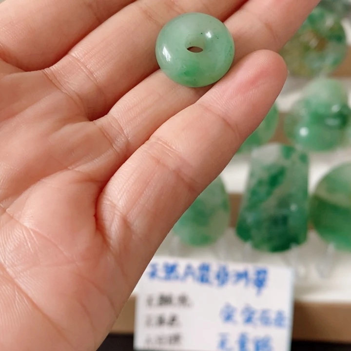 颈饰未镶嵌石英质玉非洲翠